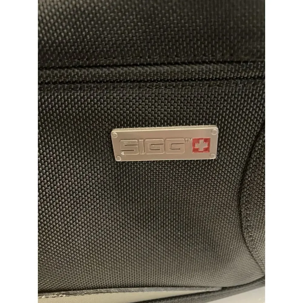 SIGG Swiss Luggage Duffle Travel Bag Heavy Construction Clean Good Zippers Black